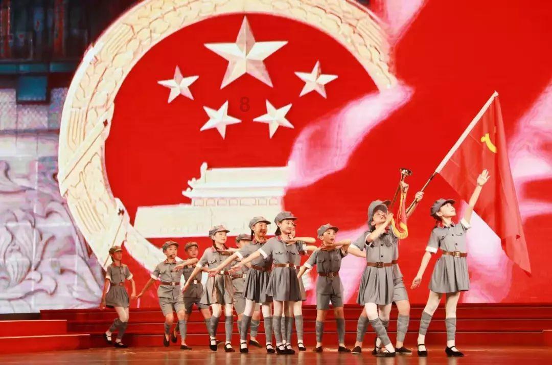 电影《悬崖之上》中的小兰，为什么要买三张电影票？游戏画面